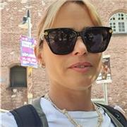 Maestra scuola primaria impartisce lezione per bambini stranieri